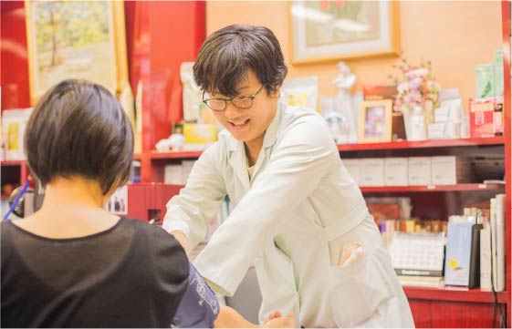 サツマ薬局店頭での相談風景