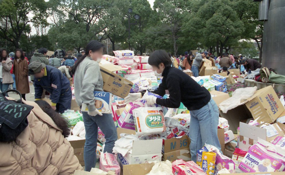 神戸震災後「東遊園地」にて救援物資配布の様子