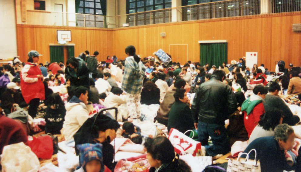 阪神淡路大震災における避難所（学校体育館）の様子